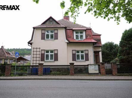 Pohled ulice s vchodem | Prodej - dům/vila, 152 m²