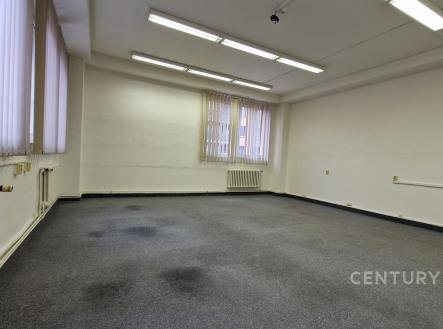 Kancelářský prostor s kobercovou podlahou, velkými okny a světlým stropem, ideální pro komerční využití, v dobrém stavu. | Pronájem - kanceláře, 43 m²