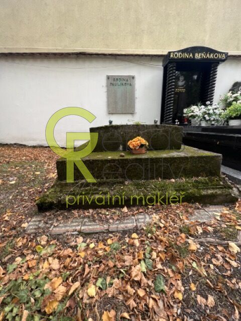 rodinná hrobka u vstupní brány - Olšanské hřbitovy, Praha 3