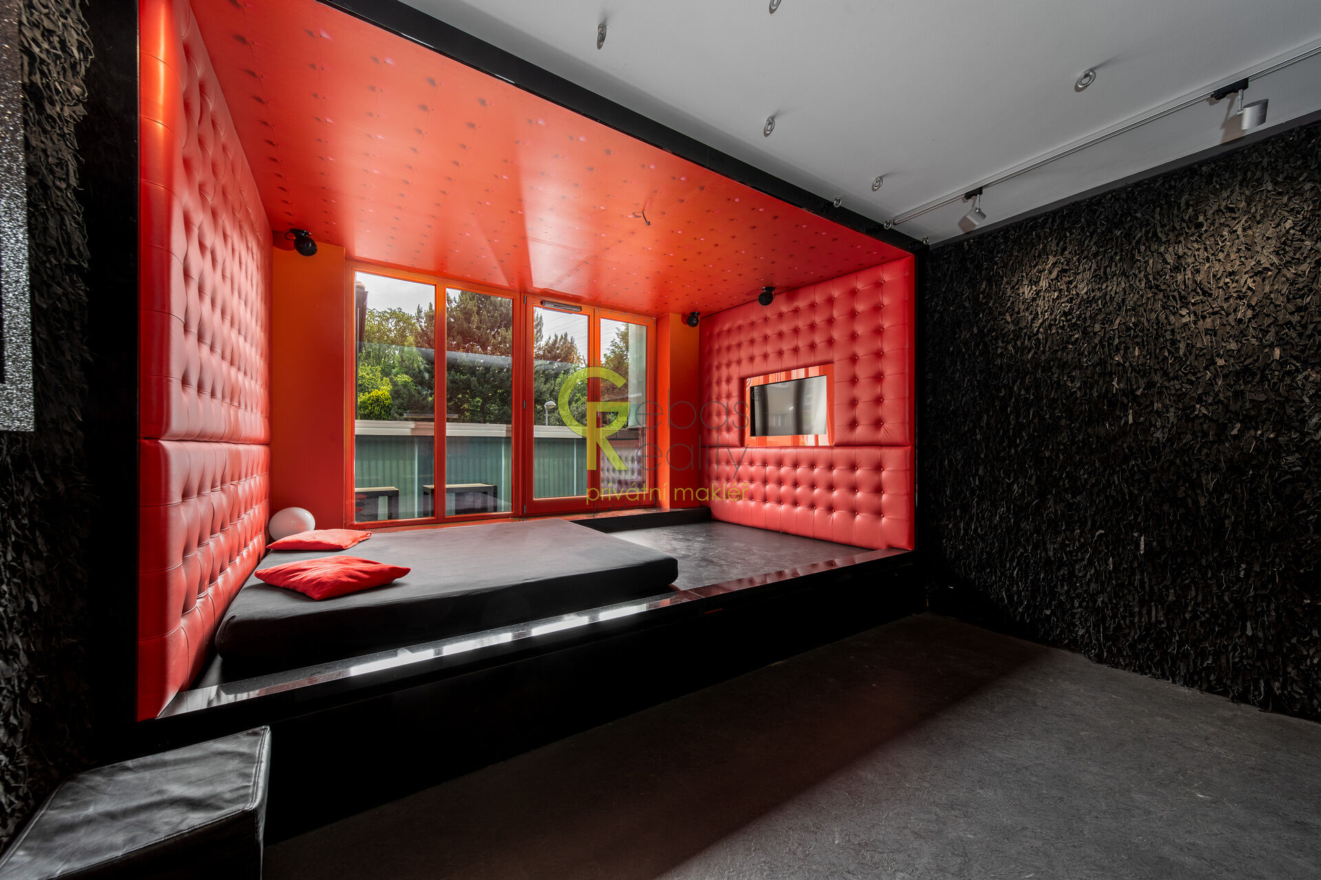 Netradiční byt s nádechem extravagance k pronájmu - ul. Podle Náhonu, Praha 4