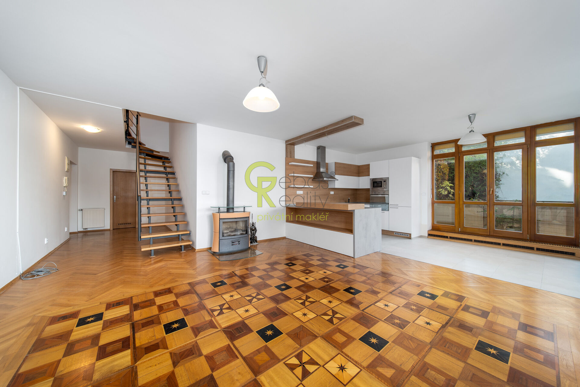 prostorný mezonetový byt 3+kk se dvěma balkony, garáží a sklepem –  ulice Ve Vilách, Praha 4