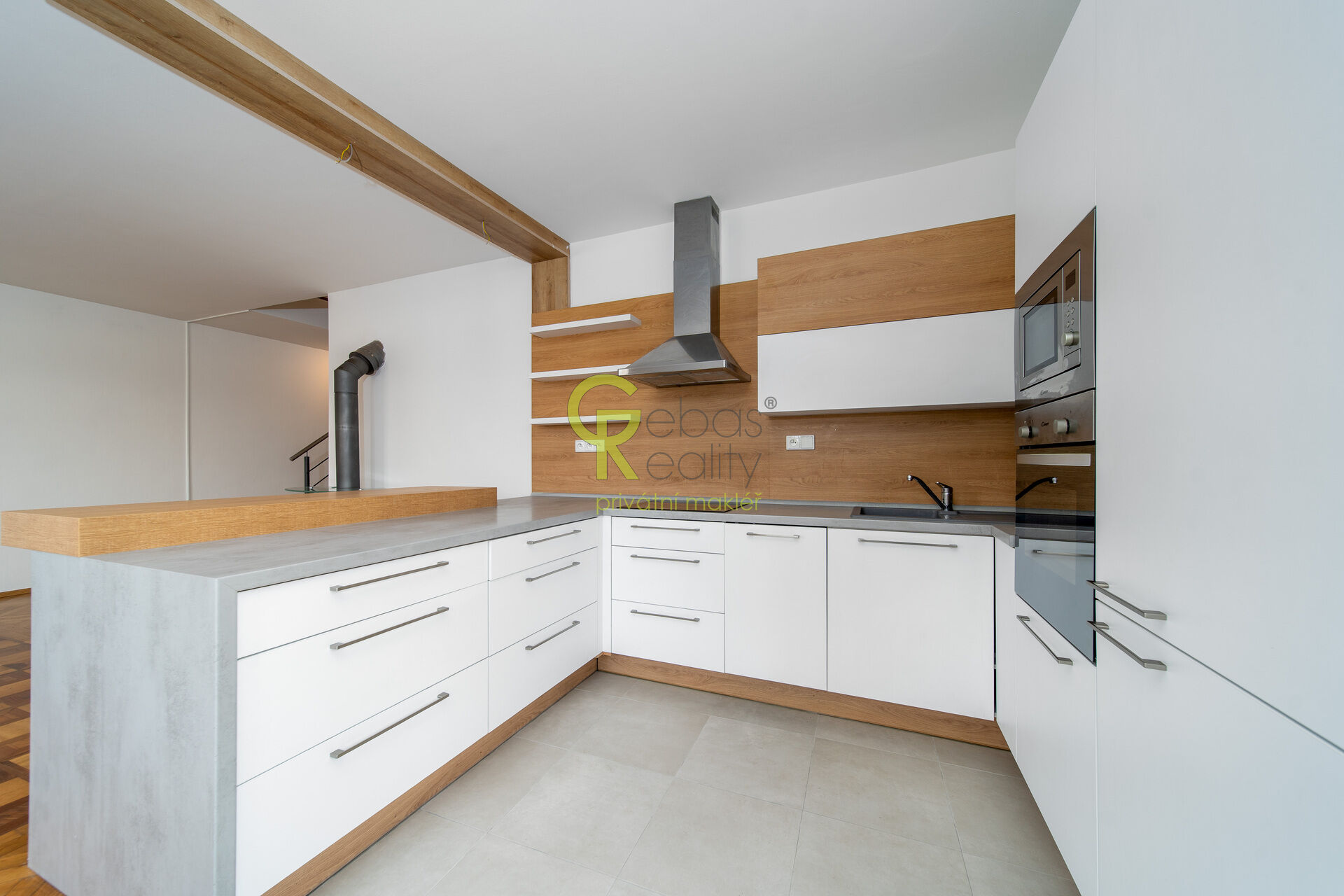 prostorný mezonetový byt 3+kk se dvěma balkony, garáží a sklepem –  ulice Ve Vilách, Praha 4