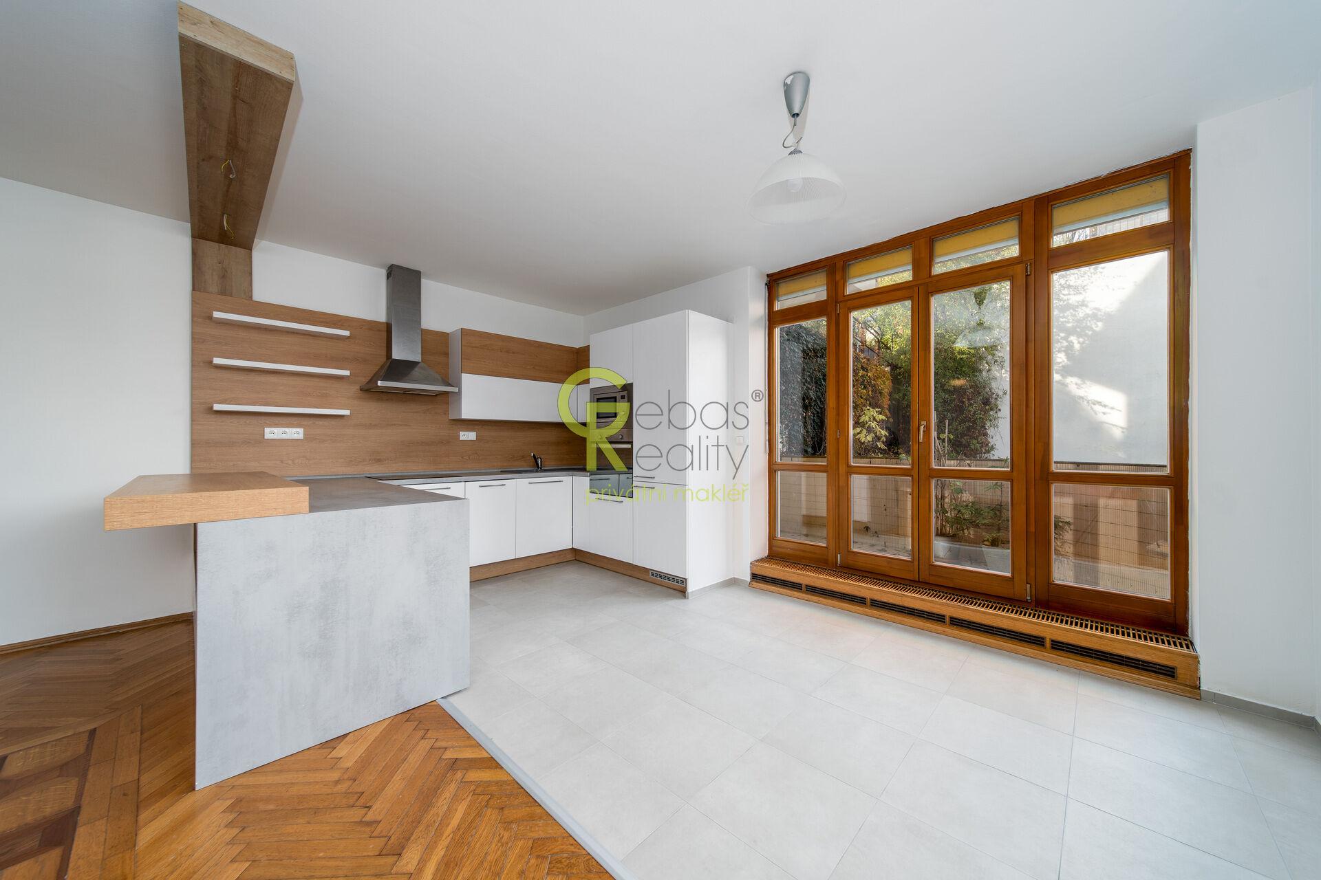 prostorný mezonetový byt 3+kk se dvěma balkony, garáží a sklepem –  ulice Ve Vilách, Praha 4