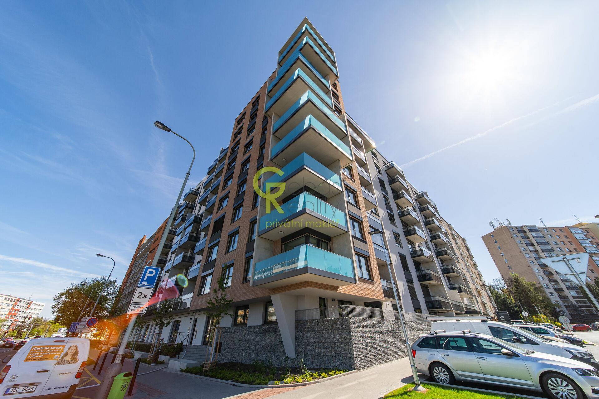 Pronájem bytu 2+kk s balkonem, garážovým stáním a sklepem – novostavba Sija Kamýk, Praha 12