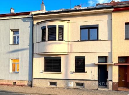 Fasáda řadového domu s moderním designem, plastová okna, zrekonstruovaná omítka, čisté linie a elegantní barvy. | Prodej - dům/vila, 87 m²