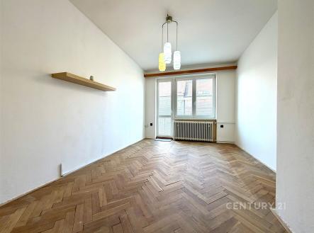 Světlý obývací pokoj s parketovou podlahou, velká okna, moderní lustr, prostor pro vestavěné skříně, příjemná atmosféra. | Pronájem bytu, 3+1, 65 m²