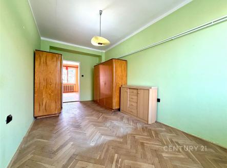 Pokoj s parketovou podlahou, zelnými stěnami a vestavěnými skříněmi, světlý interiér ideální pro moderní bydlení. | Pronájem bytu, 3+1, 65 m²
