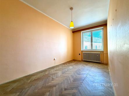 Prázdná místnost s parketovou podlahou, velké okno, světlé stěny, moderní styl, připravená k rekonstrukci či novému designu. | Pronájem bytu, 3+1, 65 m²