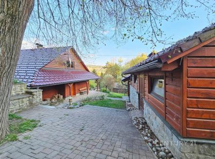 Tradiční dřevěná chalupa s pálenou střešní krytinou, kamennou dlažbou a klidným venkovním prostorem. | Prodej - dům/vila, 131 m²