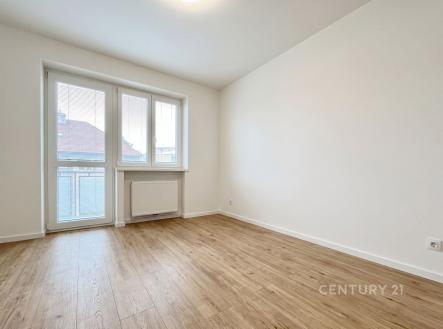 Světlý obývací pokoj s parketovou podlahou, velkými okny a moderním designem nabízí příjemnou atmosféru pro bydlení. | Pronájem bytu, 3+kk, 79 m²