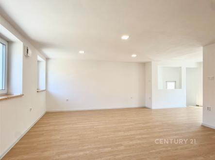 Prostorný obývací pokoj, parketová podlaha, velká okna, světlý moderní interiér. | Prodej - dům/vila, 118 m²