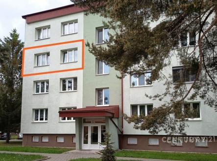 Podlaží bytového domu s bílou fasádou a červenou stříškou, plastová okna, udržovaná předzahrádka, klidná lokalita. | Prodej bytu, 4+1, 96 m²