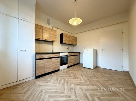 Moderní kuchyň s parketovou podlahou, dřevěnými skříňkami a vestavěnými spotřebiči vytváří světlý a elegantní prostor vhodný pro rodinné vaření. | Pronájem bytu, 2+1, 70 m²