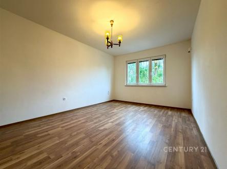 Prostorný obývací pokoj, parketová podlaha, velká okna, moderní styl, světlé prostředí, ideální pro rodinné bydlení. | Pronájem bytu, 2+1, 70 m²