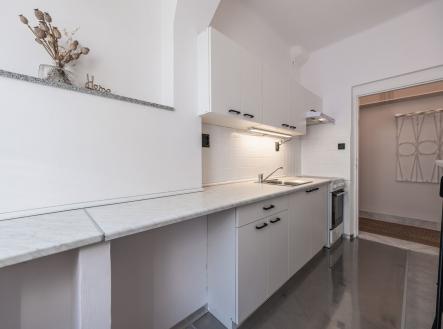 Pronájem bytu 1+1 v cihlovém domě, 27 m², po rekonstrukci, Praha 8 - Dolní Chabry