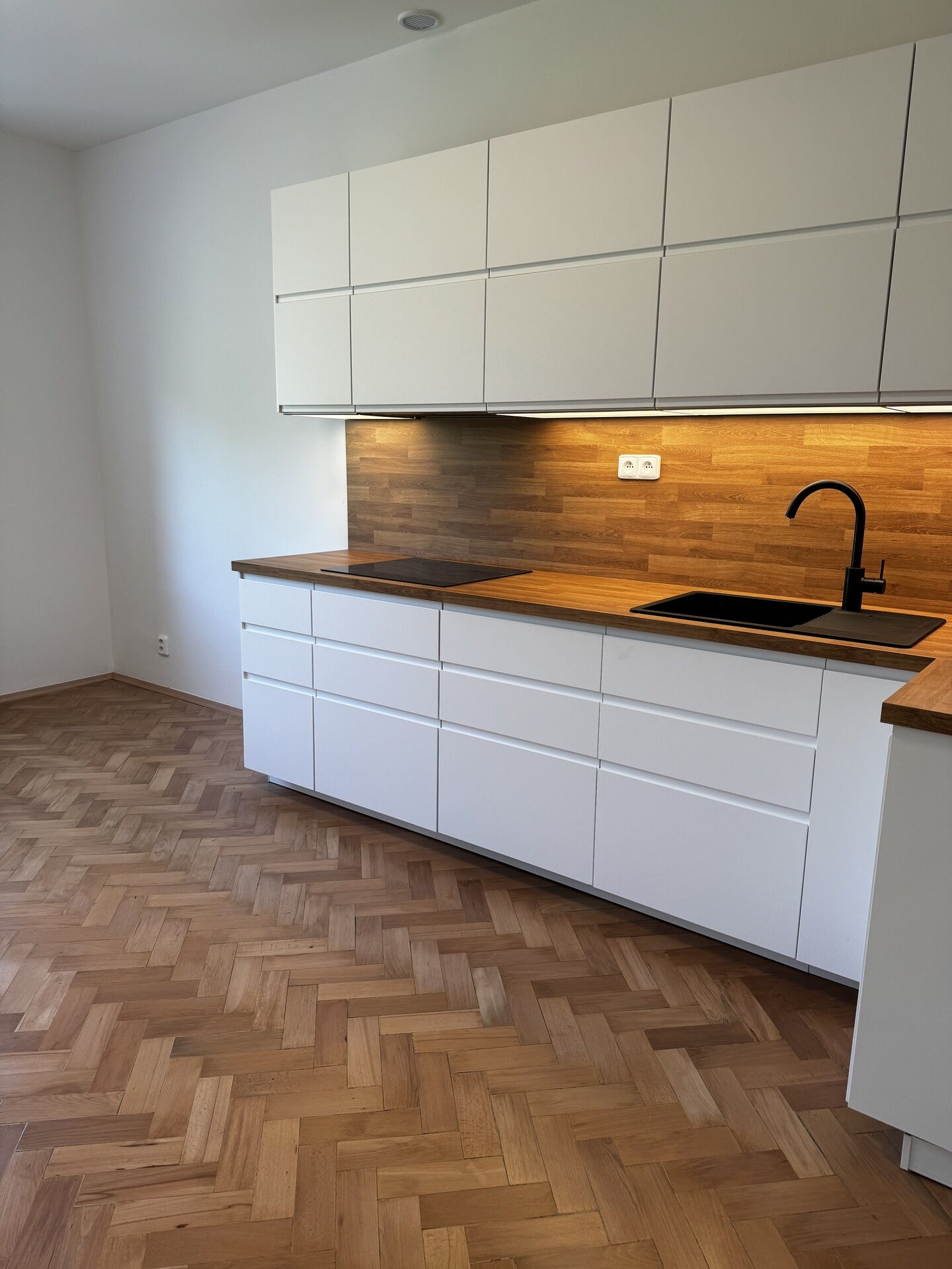 Pronájem krásného, nově zrekonstruovaného bytu 2+kk, 46 m² + prostorný sklep, Praha 10 - Strašnice