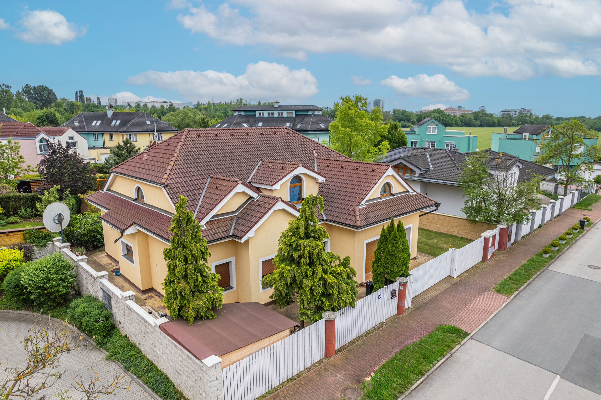 Prodej jedinečné rodinné vily 7+1 v Praze, Dolních Měcholupech, 308 m² užitné plochy, 715 m² pozemek