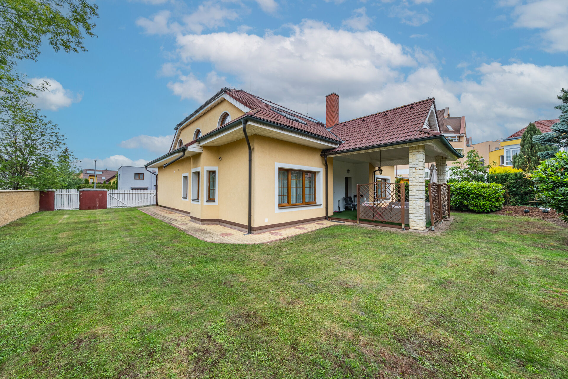 Prodej jedinečné rodinné vily 7+1 v Praze, Dolních Měcholupech, 308 m² užitné plochy, 715 m² pozemek