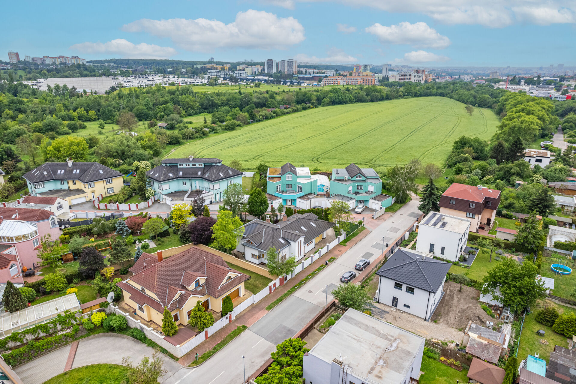 Prodej jedinečné rodinné vily 7+1 v Praze, Dolních Měcholupech, 308 m² užitné plochy, 715 m² pozemek