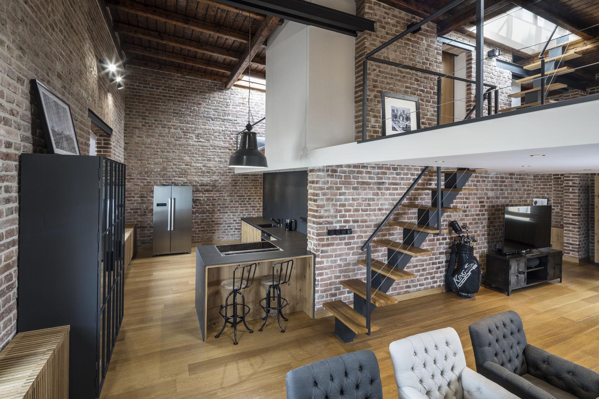 Pronájem loftového bytu, 180 m², velká střešní terasa 70 m², garážové stání, Praha - Nusle,