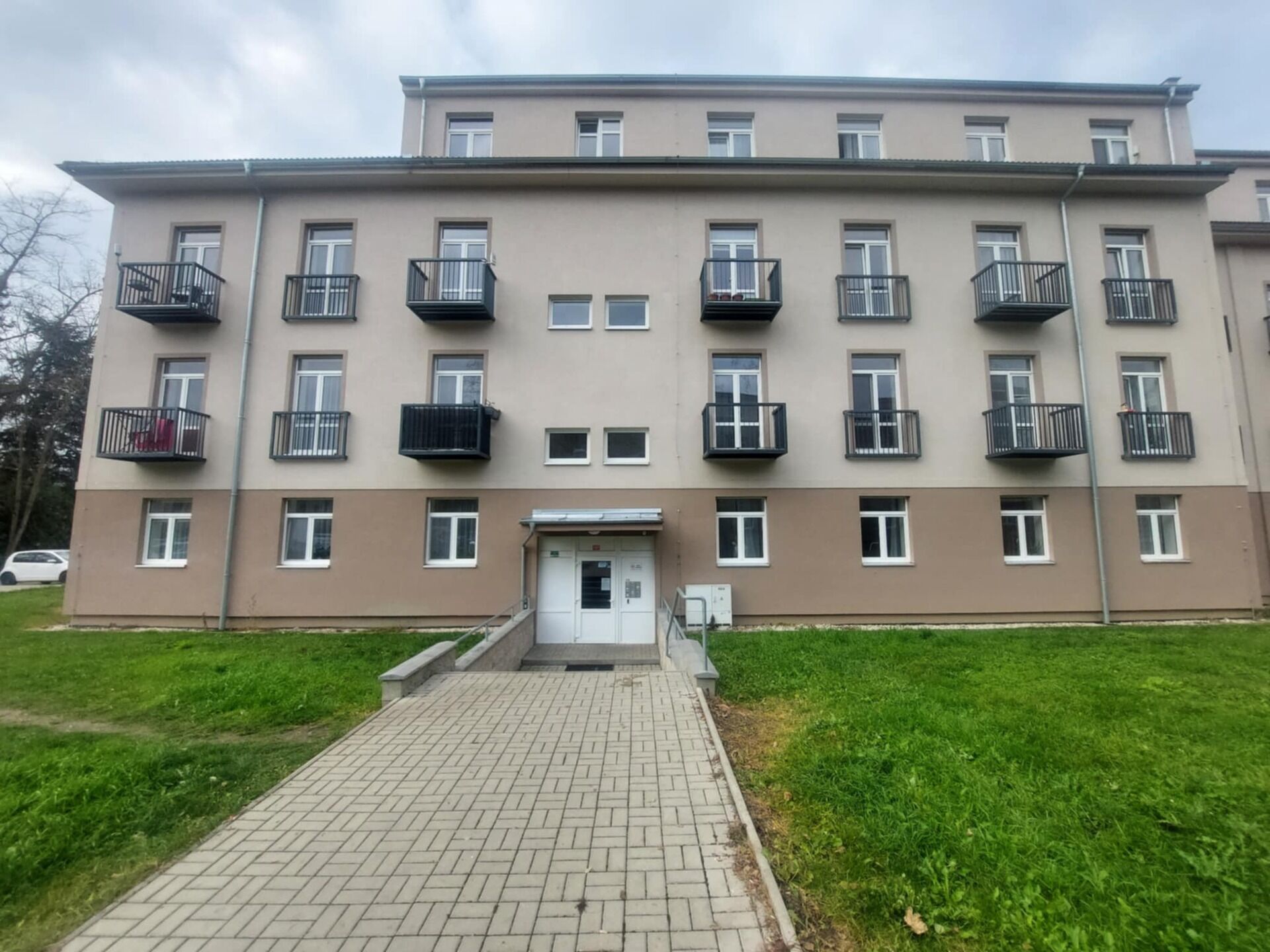 Pronájem bytu 1+kk, 28 m2 s balkonem, Milovice