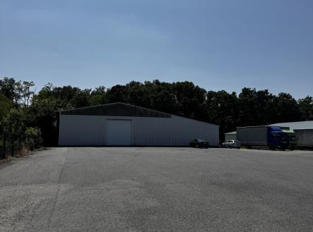 Pronájem - skladovací prostor, 810 m²