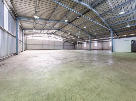 Pronájem - skladovací prostor, 810 m²