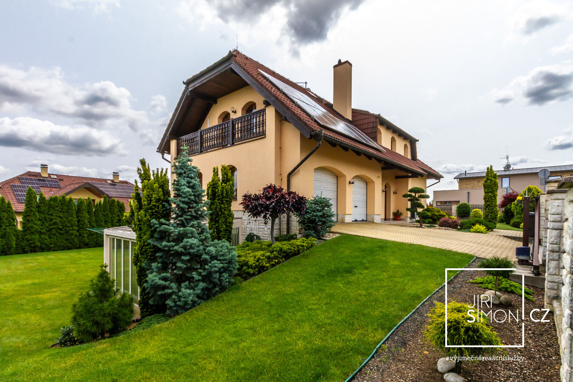 Rodinný dům 6+1 Hořovice, vnitřní bazén, sauna, posilovna, dvougaráž, 495 m2 plochy+1070 m2 pozemek