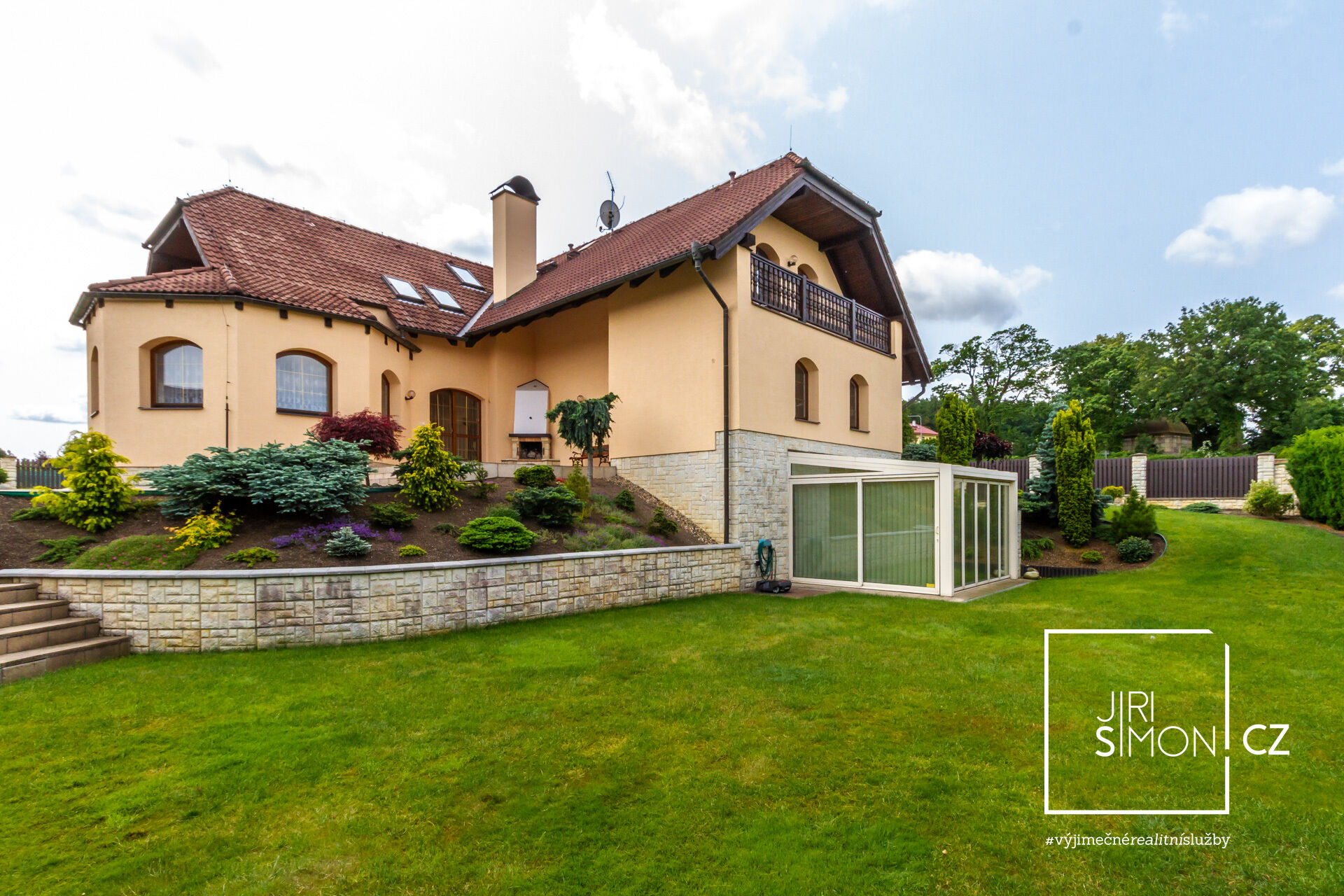Rodinný dům 6+1 Hořovice, vnitřní bazén, sauna, posilovna, dvougaráž, 495 m2 plochy+1070 m2 pozemek