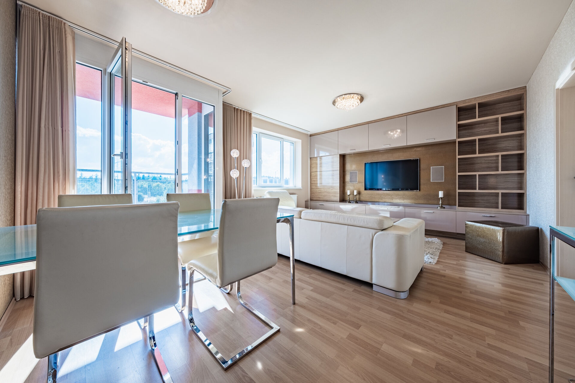 Prodej luxusního bytu 3+1 s tarasou, kompletně vybaven na míru od renovovaného designového studia