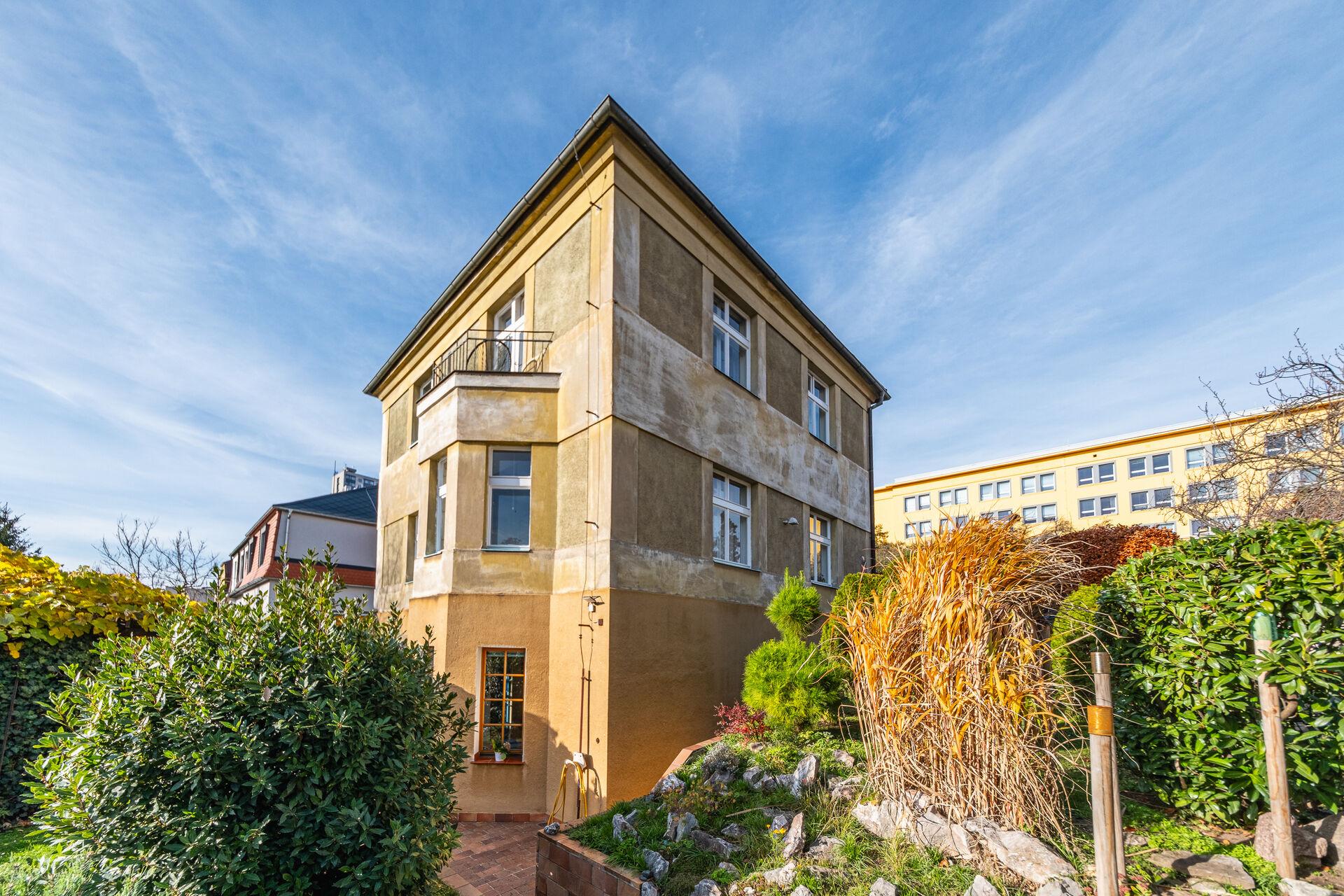 Prodej prvorepublikové vily v Praze Strašnicích, 215 m² užitné plochy, krásná vzrostlá zahrada