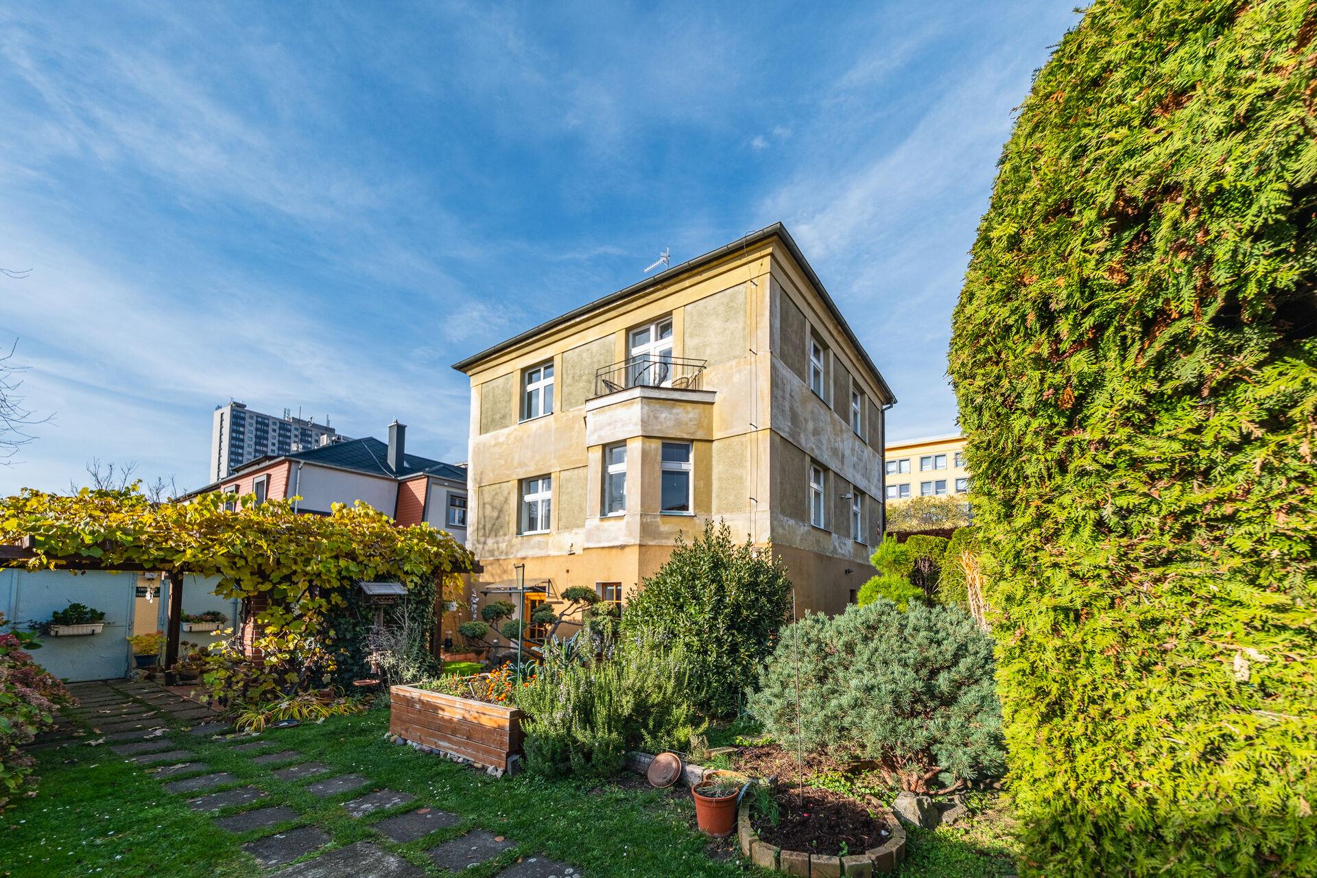 Prodej prvorepublikové vily v Praze Strašnicích, 215 m² užitné plochy, krásná vzrostlá zahrada