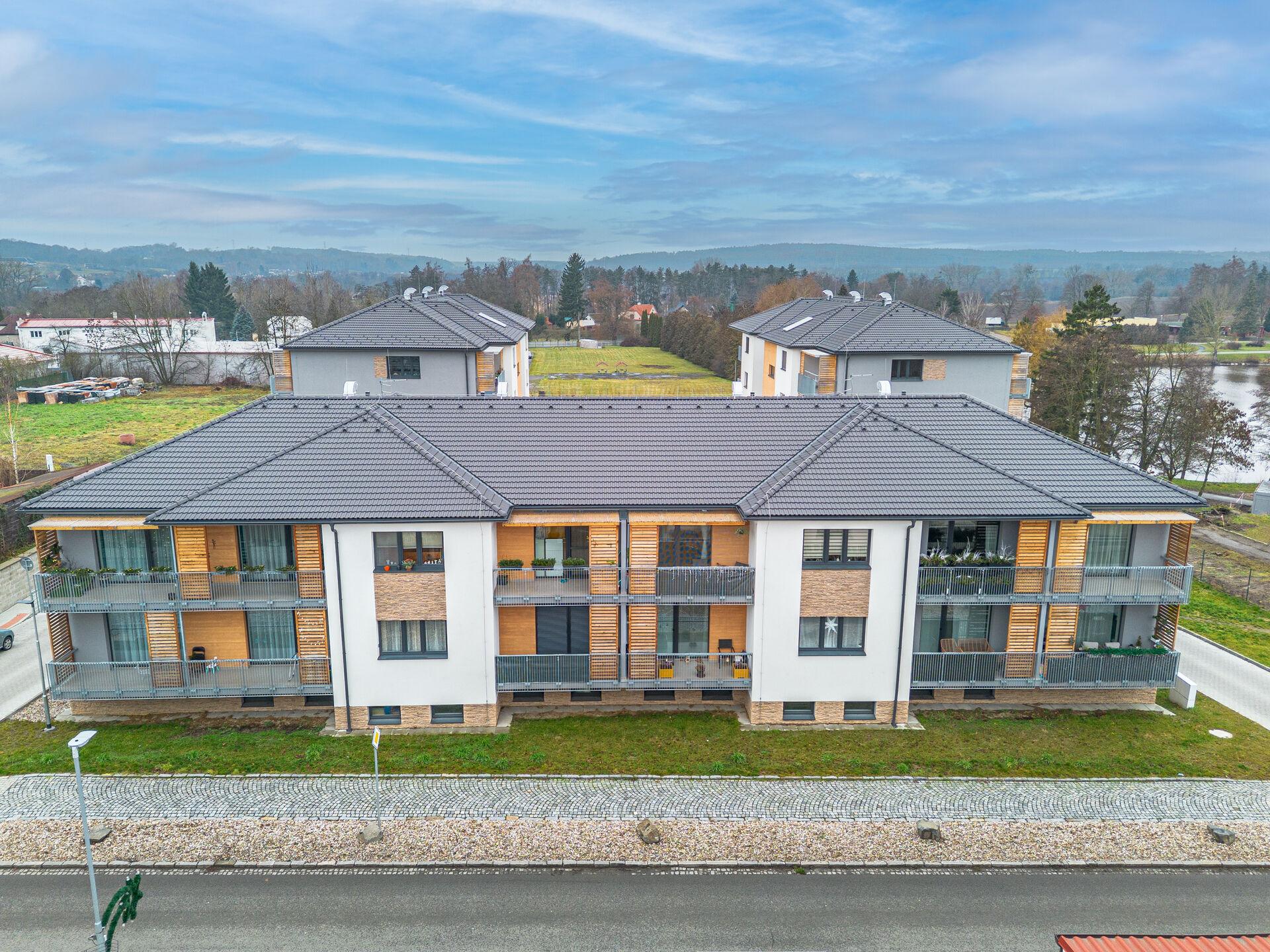 Pronájem krásného bytu 2+kk s terasou, novostavba Bakovská rezidence, volný ihned