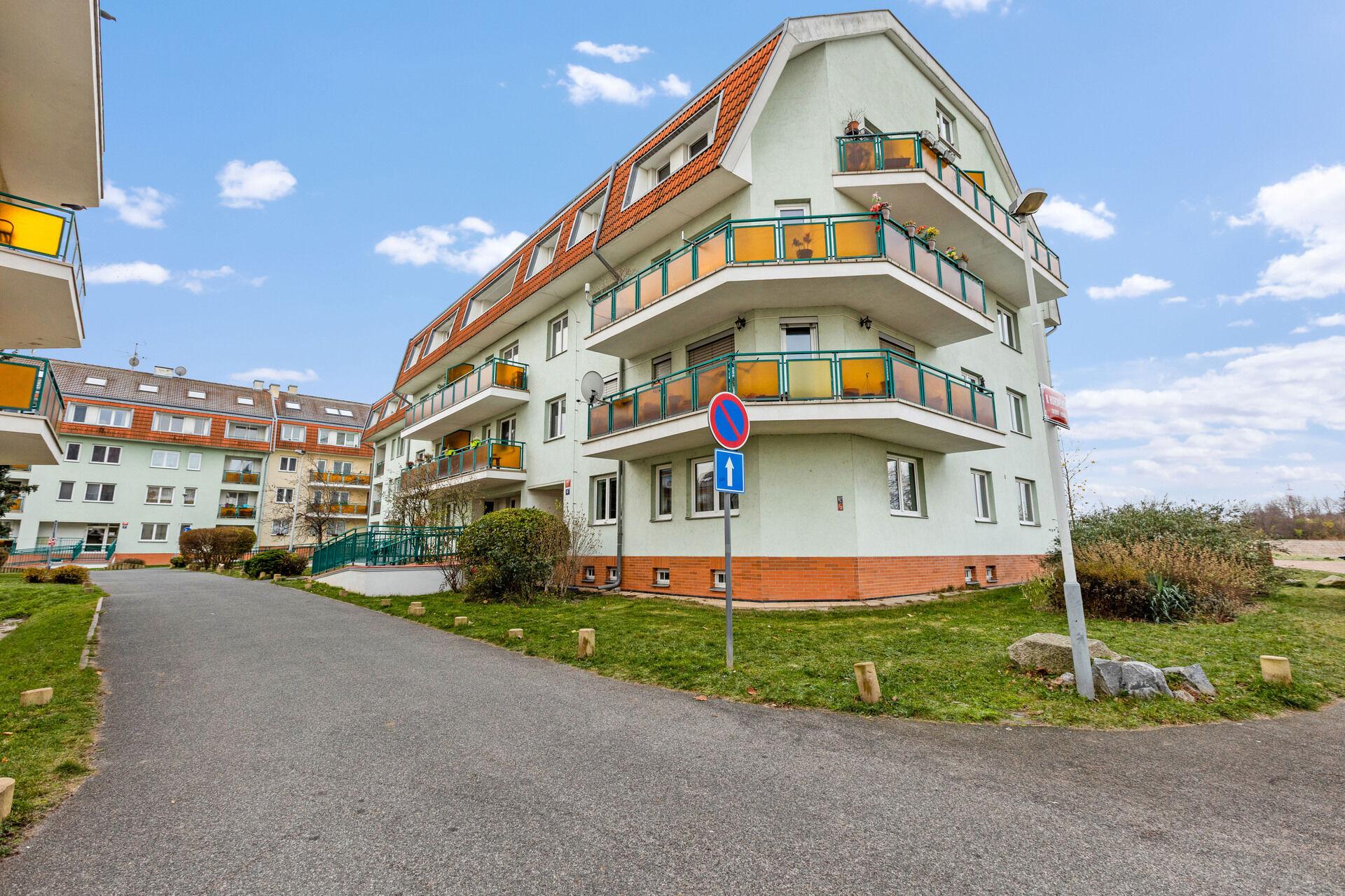 Prodej nebytového prostoru 64 m2, Praha Suchdol