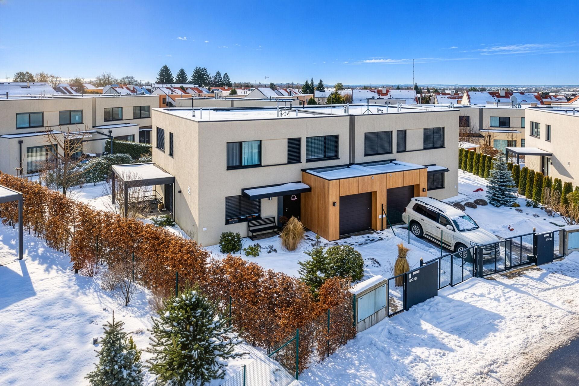 Pronájem luxusního domu 5+kk s garáží a terasou, 157 m², Praha - Březiněves