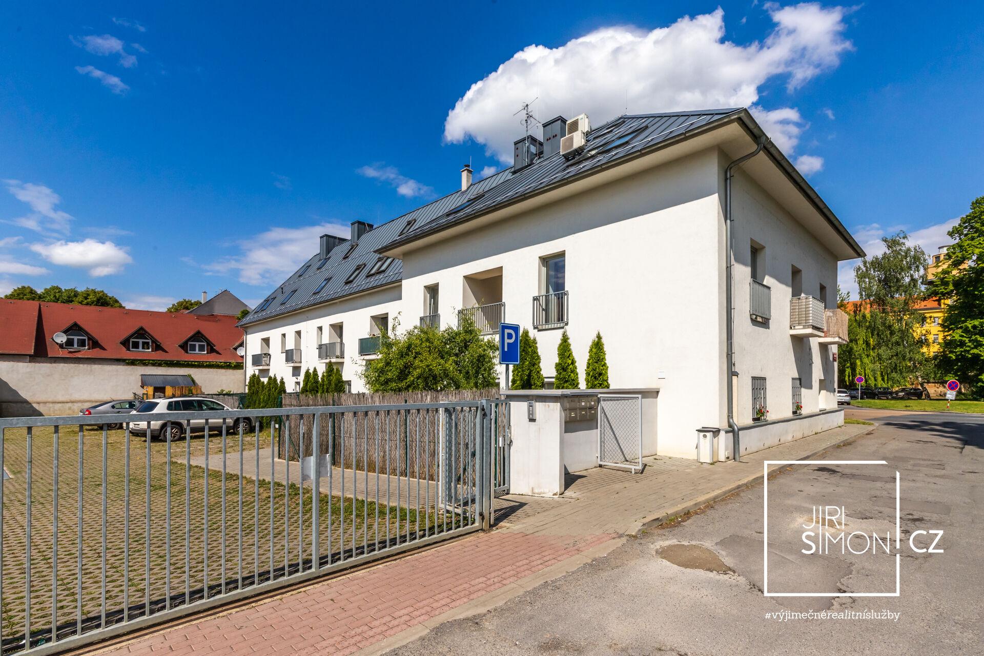 Pronájem bytu 2+kk, 65 m2, Praha 6 Ruzyně, parkovací stání na pozemku za plotem