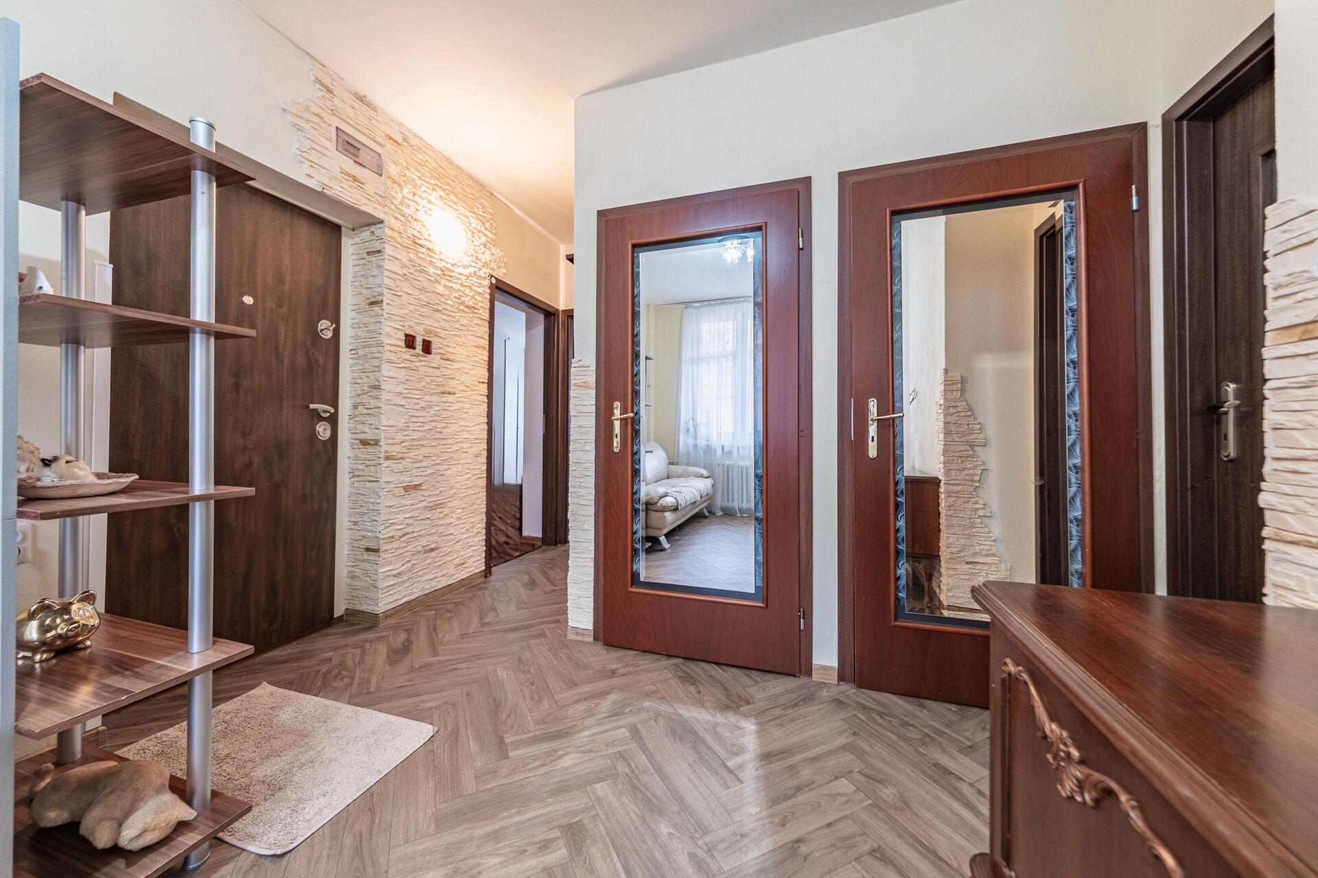 Prodej bytu 3+1 93 m², s terasou 7 m², komorou a sklepem, Praha 10 - Strašnice