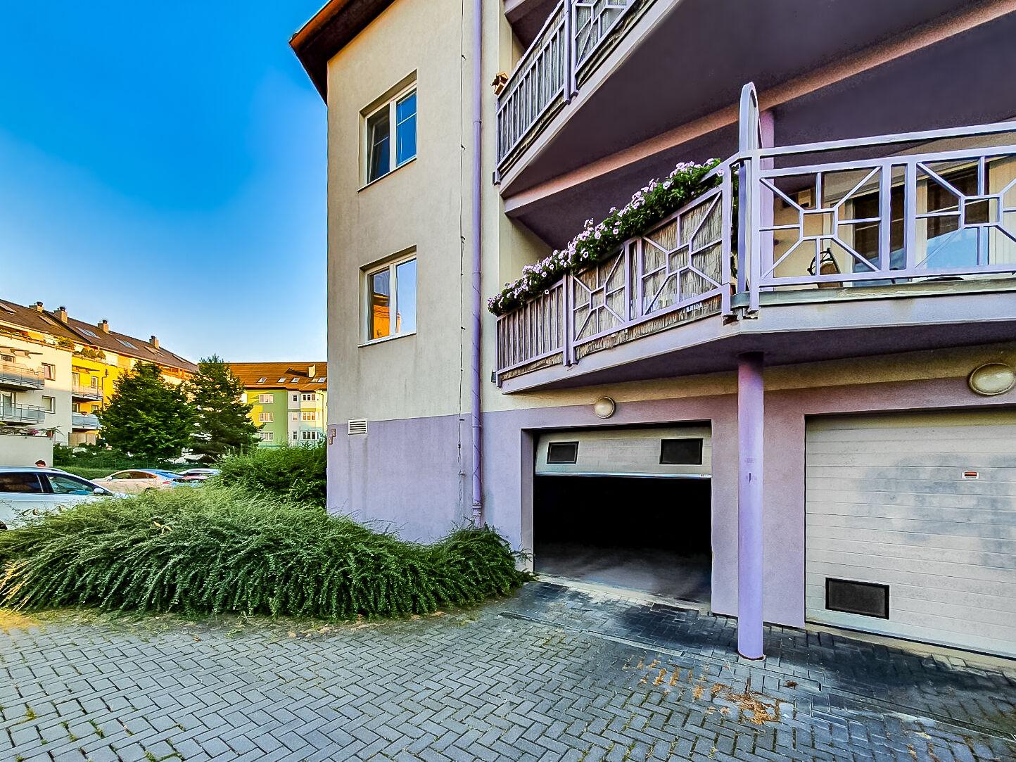 Pronájem garážového stání, včetně sklepa, Praha 4 Kunratice