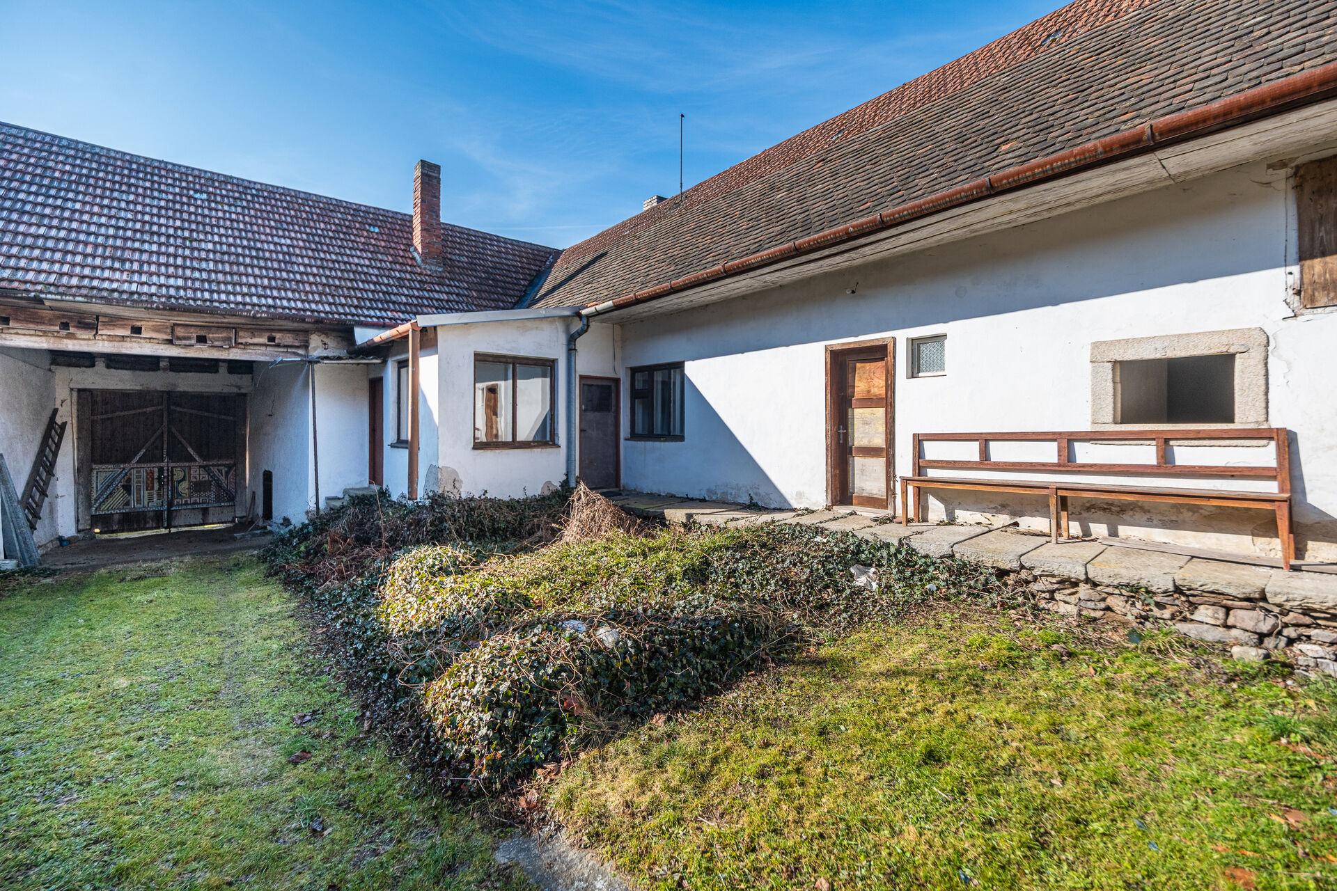 Prodej rodinného domu 240 m² s pozemkem 6614 m²