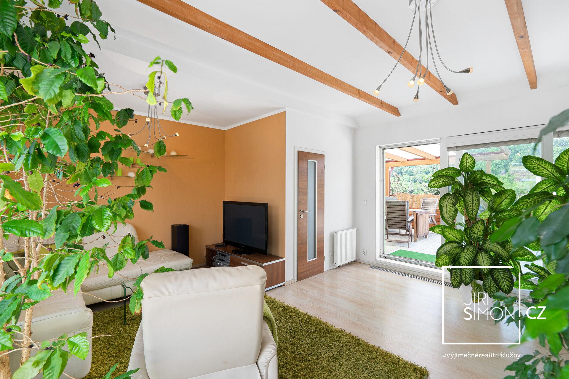 Byt 4+kk, 110 m2 + podkroví 20 m2 3 terasy 26 m2 + 15 m2 + 3 m2 + sklep, Praha 9 - Vysočany