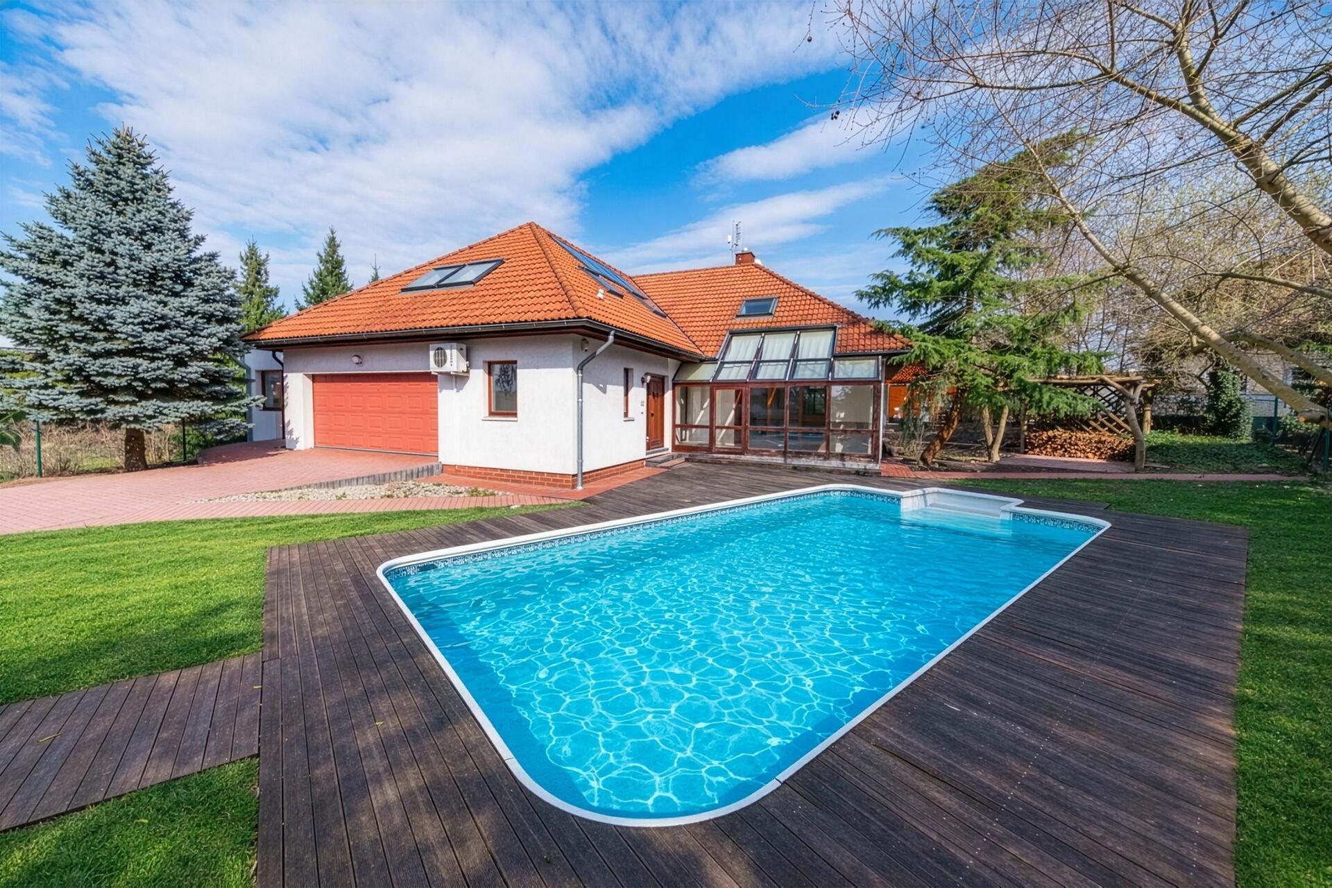 Prodej jedinečné rodinné vily - Bradlec u Mladé Boleslavi, ulice Na Výšině, 960 m² pozemek