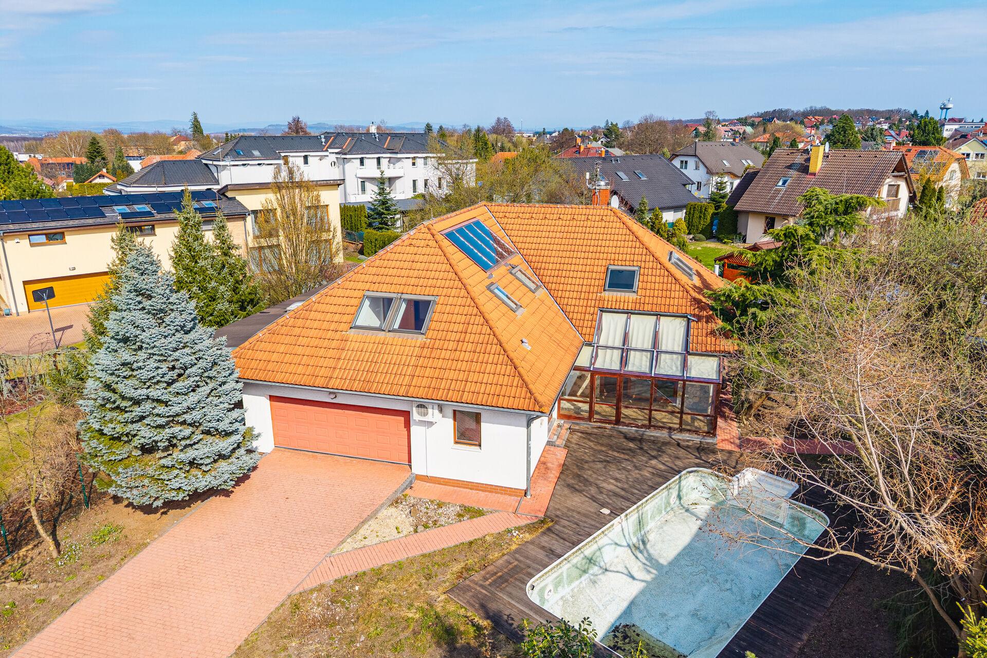Prodej jedinečné rodinné vily - Bradlec u Mladé Boleslavi, ulice Na Výšině, 960 m² pozemek