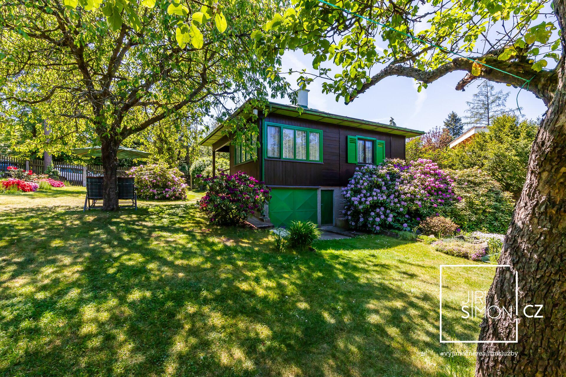 Stavební pozemek 780 m² s chatou v Hradištku