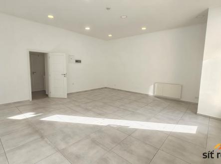 20251018_104121.jpg | Pronájem - obchodní prostor, 43 m²