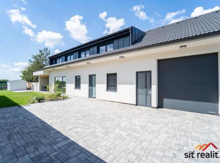 03 - Pohled na dum s garazi - DSC08692-HDR.jpg | Prodej - dům/vila, 240 m²