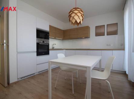 kuchyňská linka s jídelním stolem | Pronájem bytu, 2+kk, 56 m²