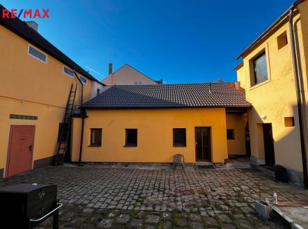 b-dum-a-1.jpg | Prodej - nájemní dům, 332 m²
