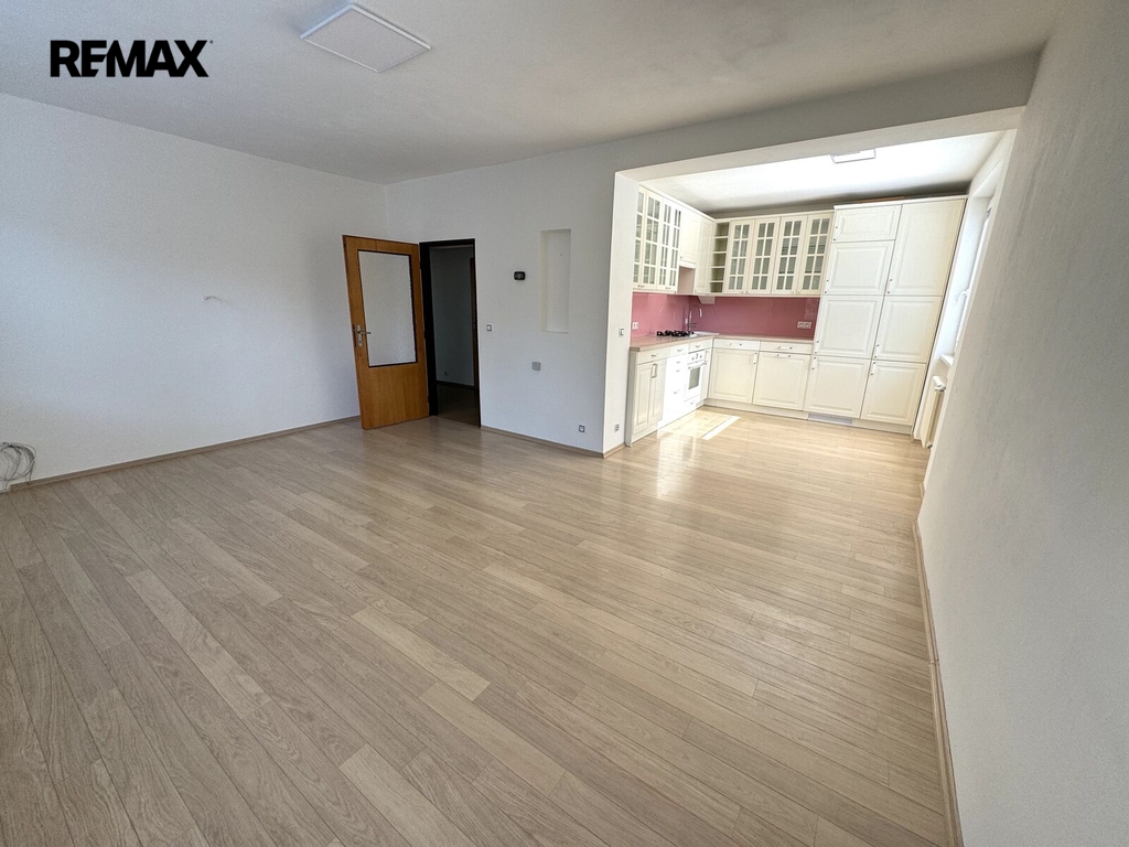 obývací pokoj s kuchyňským koutem