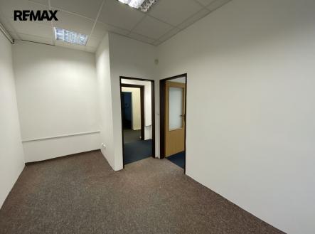 kancelář 1 (vlevo), rovně chodba, vpravo kancelář 2 | Pronájem - kanceláře, 210 m²
