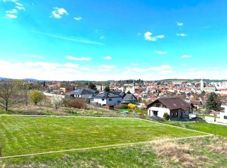 Rovinatý pozemek s výhledem na město, ideální pro stavbu rodinného domu. Klidná lokalita s okolní zástavbou, dobrá dostupnost a infrastruktura. | Prodej - pozemek pro bydlení, 652 m²